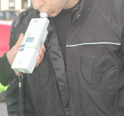 Mort de beat şi cu permisul anulat, se plimba cu maşina pe străzi